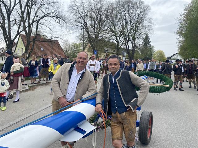 Maibaumaufstellung in Ottenhofen – Foto 1